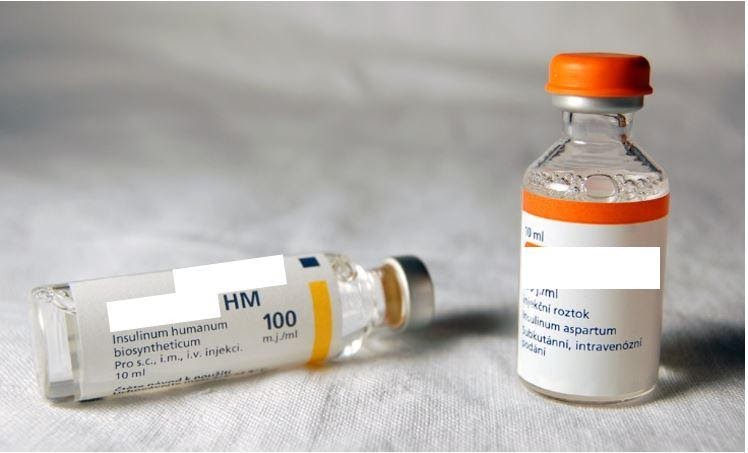 <b>Insuline injectable</b><div><i>Inzulín, par  Mr Hyde sur Wikipedia tchèque, via Wikimédia Commons, domaine publique, https://commons.wikimedia.org/wiki/File:Inzul%C3%ADn.jpg</i><b><br></b></div>