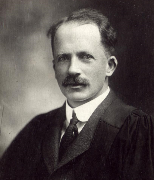 <b>John James Richard Macleod ( 1876-1935) </b><div><i>J.J.R._Macleod_ca._1928, source université de Toronto, via Wikimédia Commons, domaine publique, https://commons.wikimedia.org/wiki/File:J.J.R._Macleod_ca._1928.png</i><b><br></b></div>