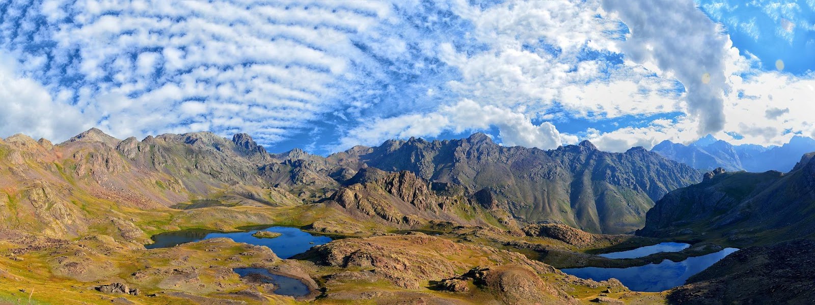 <b>Hemi-grabens dans les montagens Kaçkar au nord-est de la Turquie et appartenant à la ceinture alpine</b><div><i>kackars-3056679_1920, Image par RÜŞTÜ BOZKUŞ de Pixabay , via pixabay , pixabay licence, libre pour usage commercial, https://pixabay.com/fr/photos/ka%C3%A7kars-paysage-nature-montagnes-3056679/</i><b><br></b></div>
