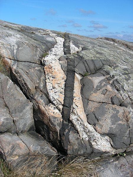 <b>Intrusion de magma</b><div><i>Multiple Igneous Intrusion Phases Kosterhavet Sweden.jpg par Thomas Eliasson of Geological Survey of Sweden
 Via wikimedia commons, CC-BY-2.0, https://commons.wikimedia.org/wiki/File:Multiple_Igneous_Intrusion_Phases_Kosterhavet_Sweden.jpg</i><b><br></b></div>