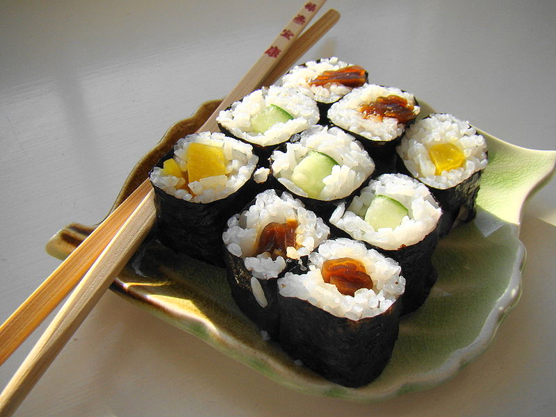 <b>Maki Sushi</b><div><i>Maki Sushi Lunch sur plaque de feuille verte.jpg, par Janet Hudson via Wikimédia Commons, CC-BY-2.0, https://commons.wikimedia.org/wiki/File:Maki_Sushi_Lunch_on_green_leaf_plate.jpg
 Montrer algues sèche de la cuisine&nbsp;</i><b><br></b></div>