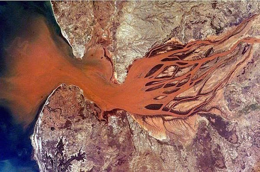 <b>Estuaire de la rivière Betsiboka (Madagascar) vue depuis la station spatiale internationale<br></b><i>Betsiboka estuary.jpg par NASA  http://eol.jsc.nasa.gov/scripts/sseop/photo.pl?mission=ISS005&roll=E&frame=9418Transféré de en.wikipedia à Commons, Domaine public, https://commons.wikimedia.org/wiki/File:Betsiboka_estuary.jpg?uselang=fr
</i>