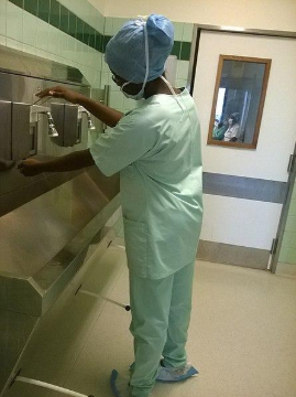 Médecin se préparant à opérer : sa tenue et le lavage des mains font partie des techniques d’asepsie 

Chirurgicalement parlant.jpg par Rosy230 via wikimédia commons,   CC-BY-SA-4.0