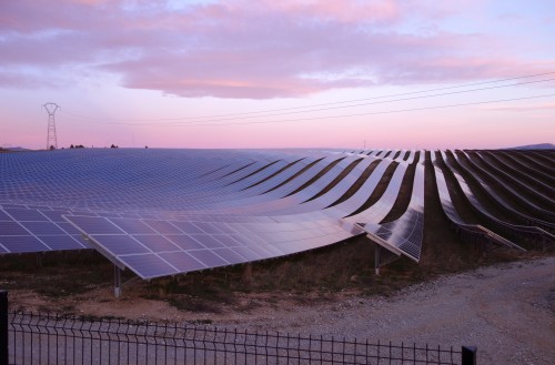 Panneaux photovoltaïques <br>Source : Panneaux PhotV Les Mées.JPG parChristian Pinatel de Salvator via wikimedia commons CC-BY-SA-3.0