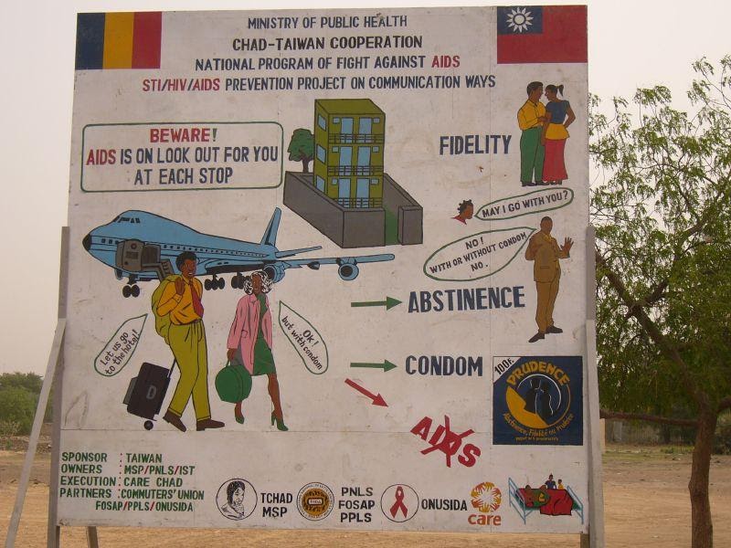 <b>Campagne de prévention contre le SIDA dans un pays émergent</b><div><i>Cycle de vieAIDS-prévention-Chad.jpg par Mknobil via Wikimédia Commons,  CC-BY-2.0, https://commons.wikimedia.org/wiki/File:AIDS-pr%C3%A9vention-Chad.jpg</i><b><br></b></div>