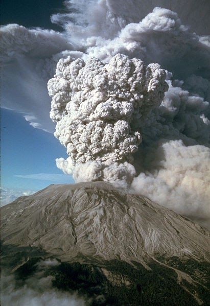 <b>Panache de cendres</b><div><i>Nuage de cendres : MSH80 st helens eruption plume 07-22-80.jpg par Mike Doukas via wikimédia commons, domaine public, https://commons.wikimedia.org/wiki/File:MSH80_st_helens_eruption_plume_07-22-80.jpg?uselang=fr</i><b><br></b></div>