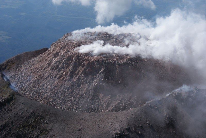 <b>Dôme de lave visqueuse</b><div><i>Dôme volcanique : Cratère Volcan de Colima avec tapon.JPG par Universidad de Colimavia wikimédai commons, CC-BY-SA-4.0,3.0,2.5,2.0,1.0.0, https://commons.wikimedia.org/wiki/File:Volcan_de_Colima_Crater_con_tapon.JPG</i><b><br></b></div>