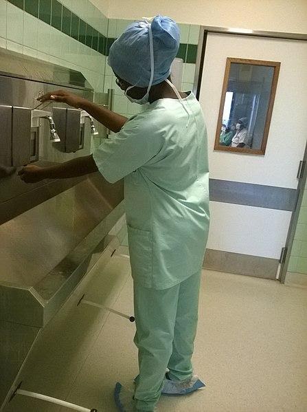 <b>Médecin se préparant à opérer : sa tenue et le lavage des mains font partie des techniques d’asepsie<br></b><i>Source : Chirurgicalement parlant.jpg par Rosy230 via wikimédia commons,   CC-BY-SA-4.0 </i>