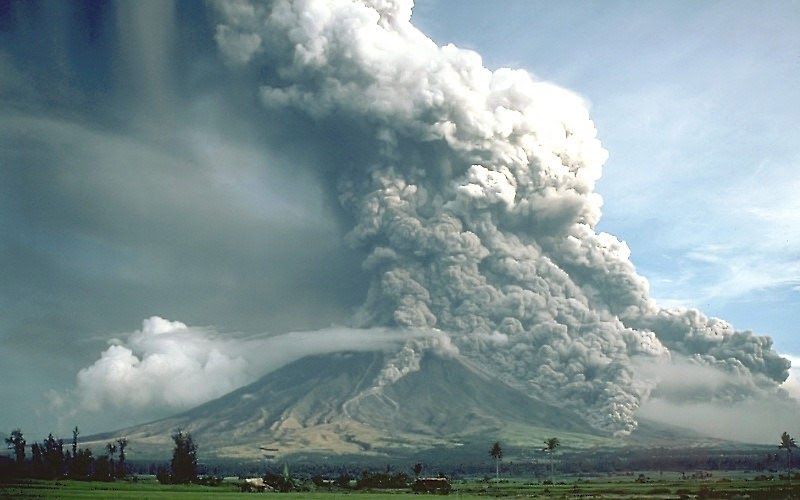 <b>Nuée ardente</b><div><i> Nuée ardente: Pyroclastic flows at Mayon Volcano-2010-20-08.jpg par Pyroclastic_flows_at_Mayon_Volcano.jpg: C.G. Newhall derivative work: Probaway (d) via Wikimedia commons, domain public, https://commons.wikimedia.org/wiki/File:Pyroclastic_flows_at_Mayon_Volcano-2010-20-08.jpg?uselang=fr</i><b><br></b></div>