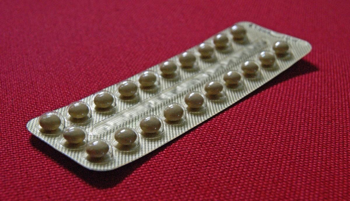 <b>Pilule oestroprogestative<br></b><i>Source : https://pxhere.com/fr/photo/871664, domaine public</i>