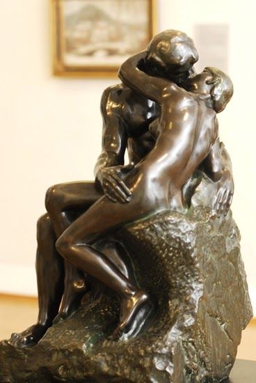 <b>Le baiser de Rodin</b><div><i>Le baiser d'Auguste Rodin.jpg, par Rodin via Wikimedia commons, Domaine public, https://commons.wikimedia.org/wiki/File:Le_baiser_d%27Auguste_Rodin.jpg?uselang=fr</i><b><br></b></div>