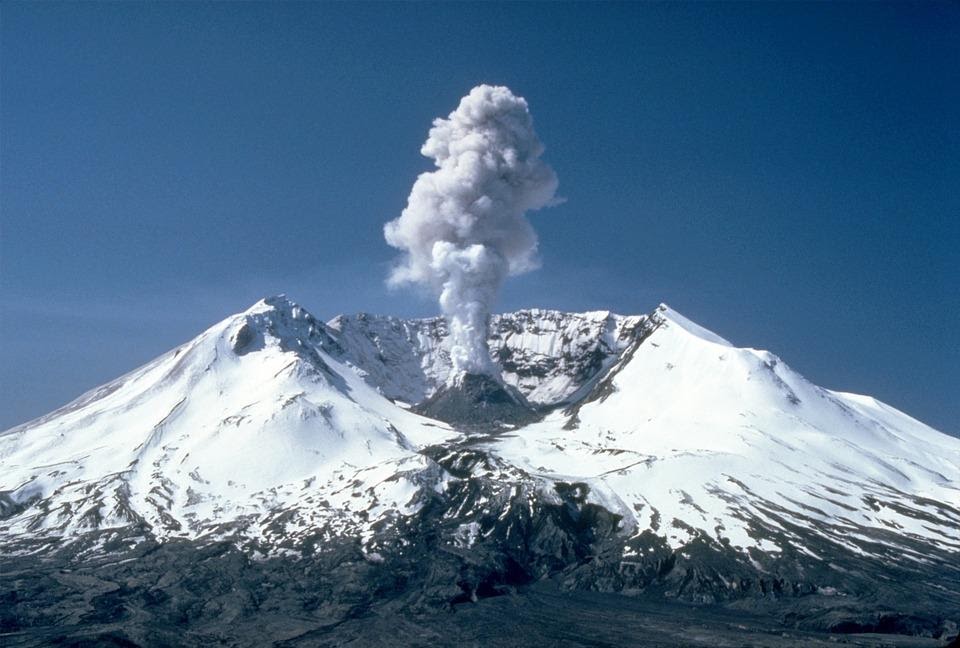 <b>Exemple : Le Mont St Helens au USA<br></b><i>Source : par wikilmage, via pixabay, CC0, https://pixabay.com/fr/mont-st-helens-%C3%A9ruption-volcanique-164848/</i>