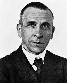 <b>Alfred Wegener<br></b><i>Alfred Wegener ca.1924-30.jpg par Modèle: E.Kuhlbrodt via Wikimédia Commons, Domaine public, https://commons.wikimedia.org/wiki/File:Alfred_Wegener_ca.1924-30.jpg</i>